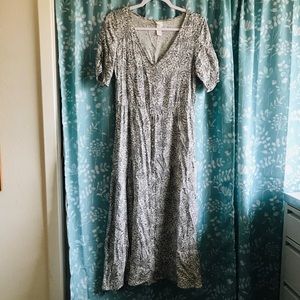 H&M Button Down Midi Dress 🌿